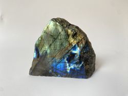 Masivo Labradorita pulido con base