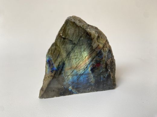 Masivo Labradorita pulido con base